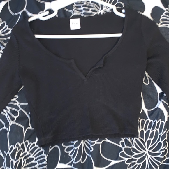 Cute cut out long sleeve crop top - Picture 1 of 3